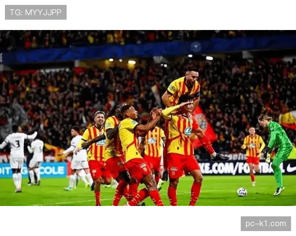 朗斯1-1与里昂握手言和，福法纳为朗斯打入扳平一球。